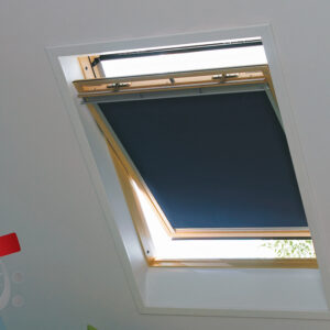 Raumbild blaues Velux Verdunkelungsrollo Holzfenster