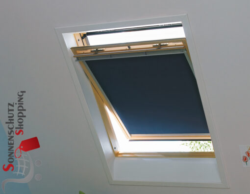 Raumbild blaues Velux Verdunkelungsrollo Holzfenster